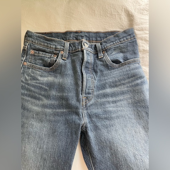Levi’s Premium 501 Original Fit Women’s Jeans in Medium Wash - Picture 4 of 9